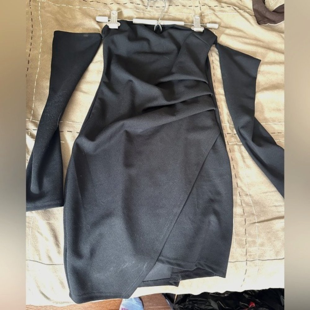 3/$30✨ Black off the shoulder mini dress